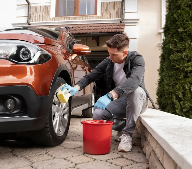 Lavage auto à domicile Lespignan : professionnel intervenant sur un véhicule